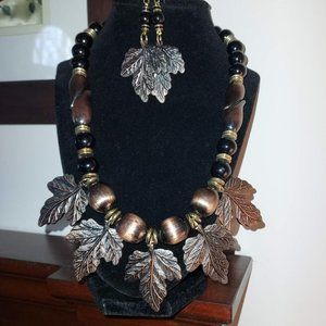 VINTAGE LEAF DESIGN. BRONZE NECKLCE AND EARRING SET